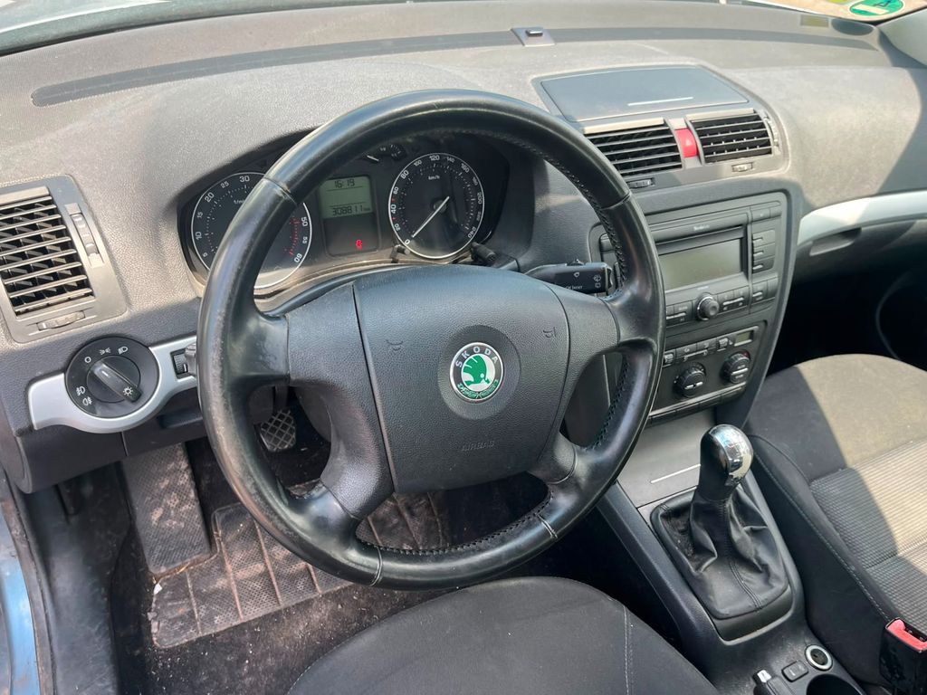 Škoda Octavia Combi 2.0 TDI PD DPF Elegance - Bild 6