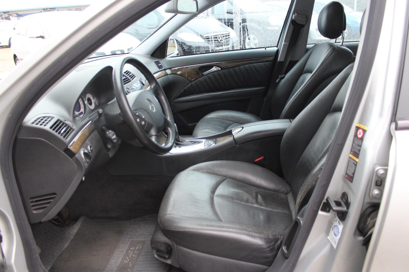 Mercedes-Benz E320 2005 — photo 12