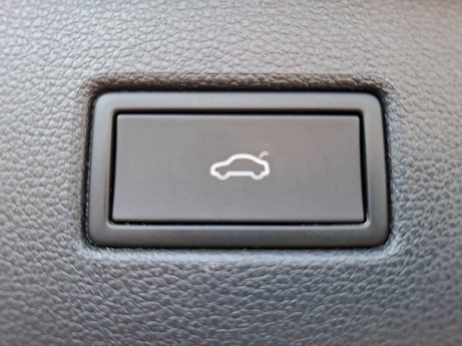 Fahrzeugabbildung Volkswagen Tiguan TDI R-Line DSG STH Matrix AHK Navi AID AC