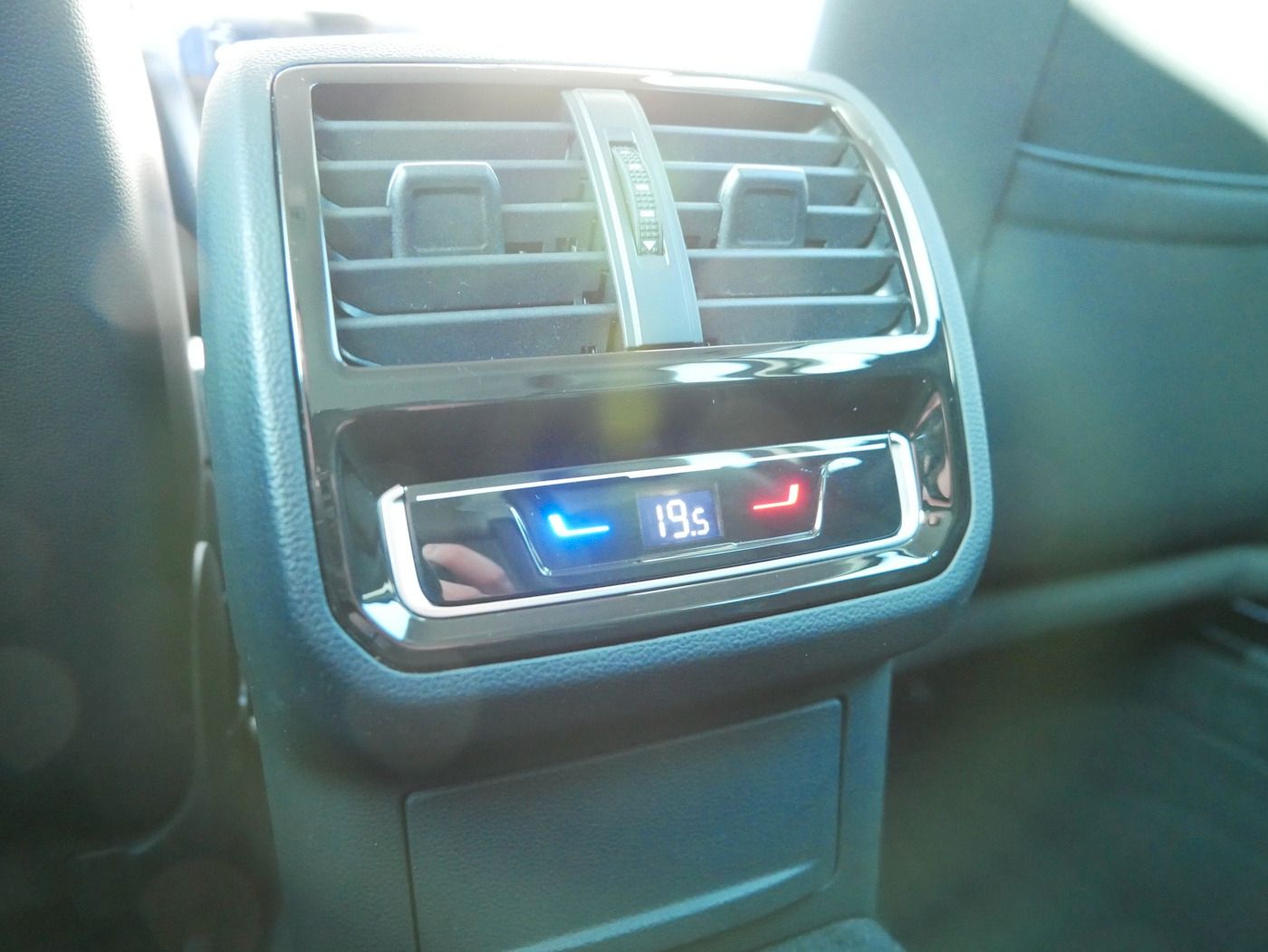 Fahrzeugabbildung Volkswagen Passat Variant 1.5 R-Line DSG AHK Kamera ACC LED