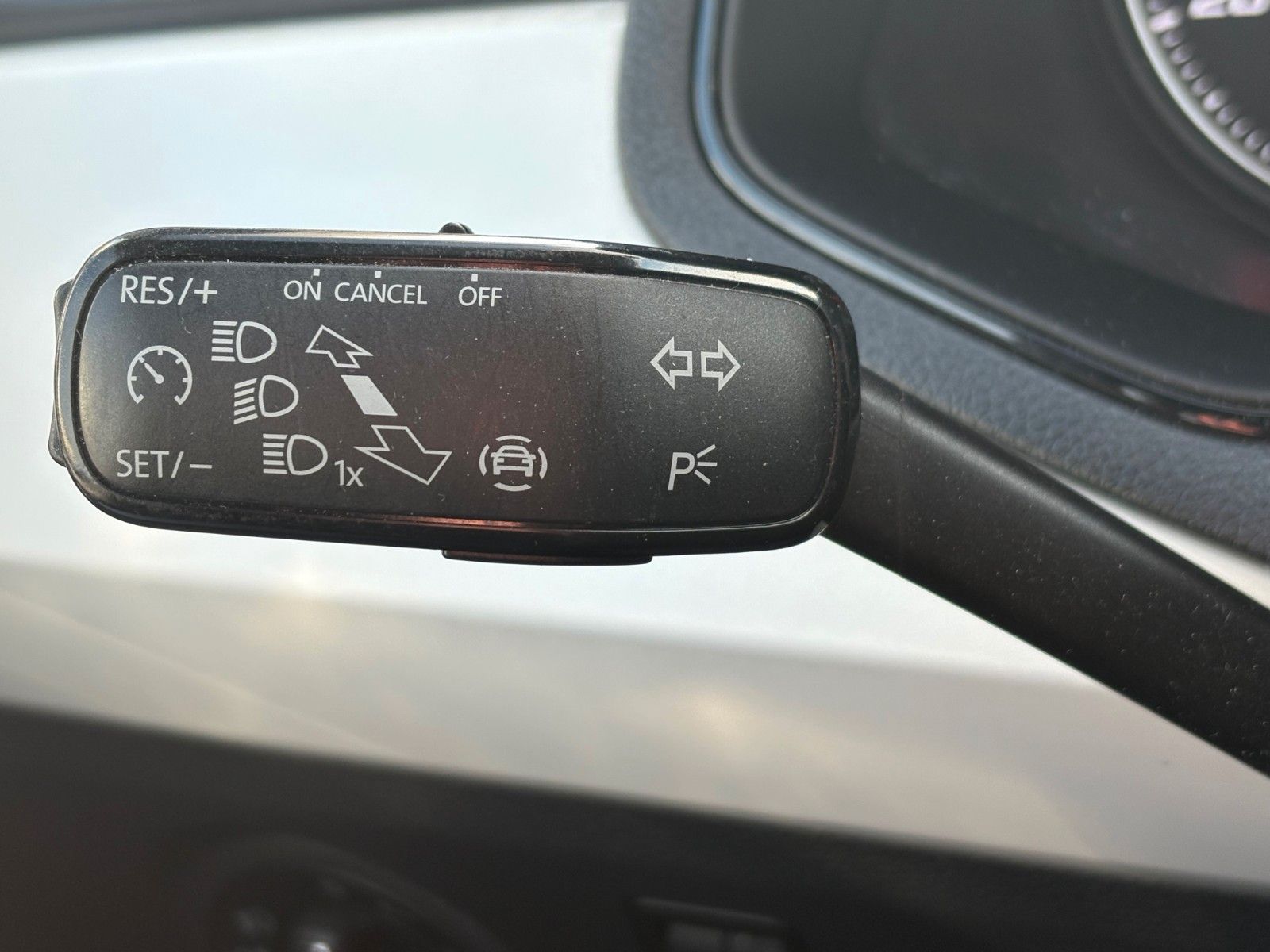Fahrzeugabbildung SEAT Arona 1.0 Xcellence 85kW Navi SHZ PDC 1.HAND