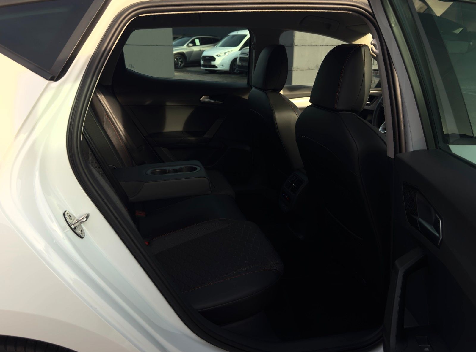 Fahrzeugabbildung SEAT Leon 1.5 TSI FR ACC LED VC SHZ LHZ Kam Ambiente