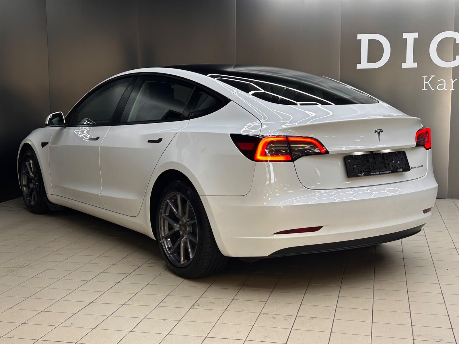 Fahrzeugabbildung Tesla Model 3 Long Range Dual AWD PANO+LED+NAVI+KAM+WP