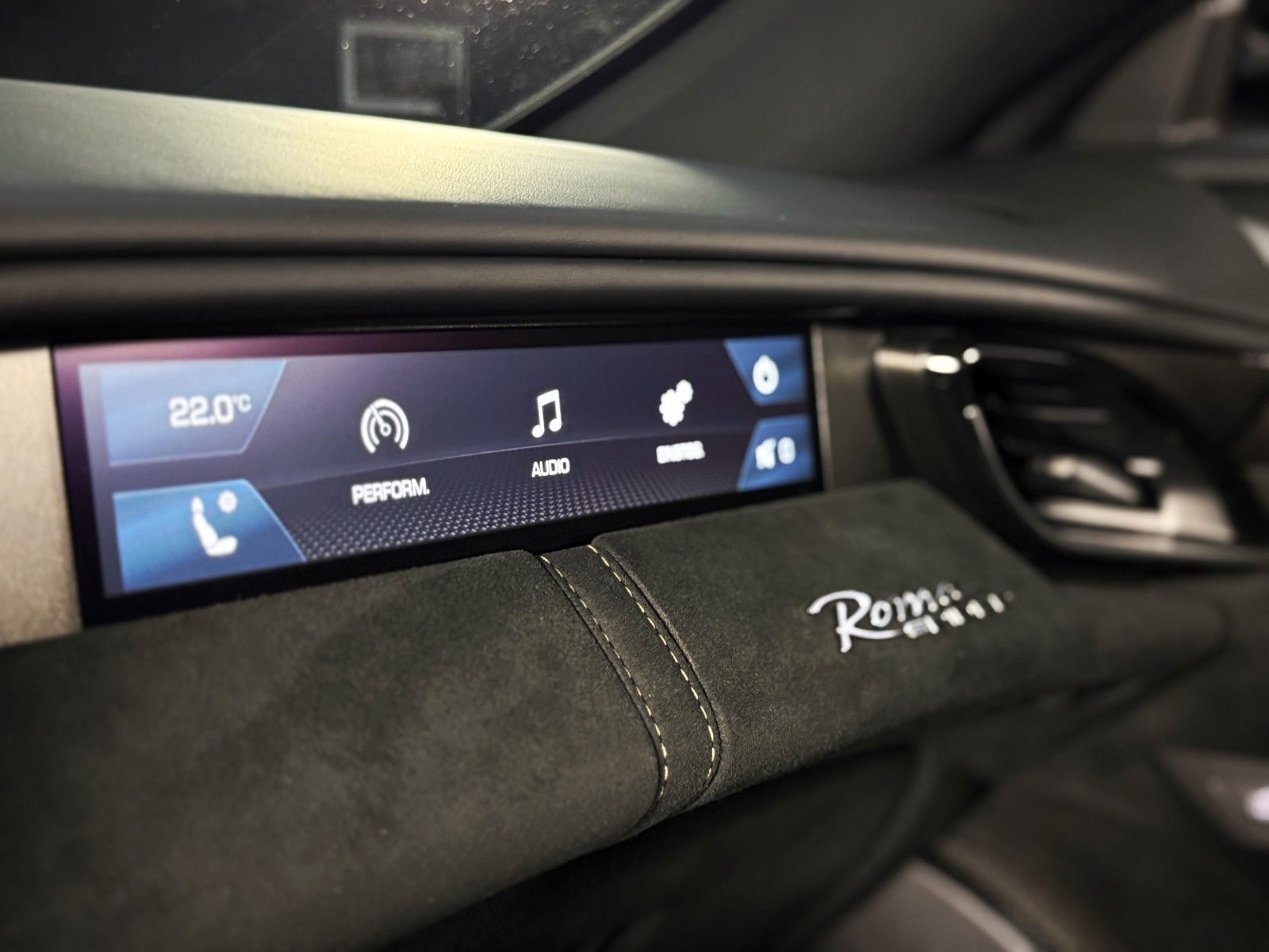 Fahrzeugabbildung Ferrari Roma Spider + Carbon + Daytona + ACC + 360 Grad