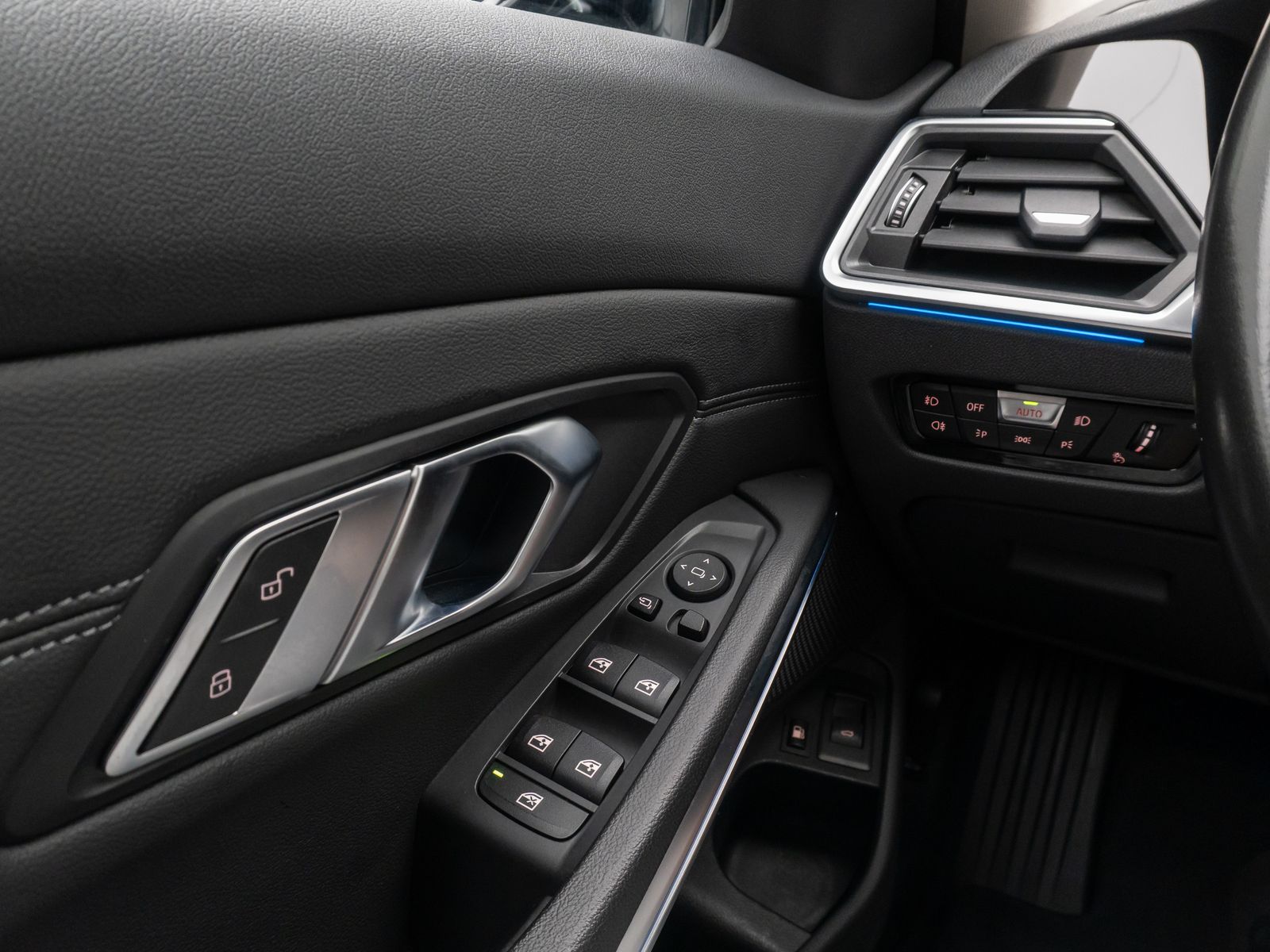 Fahrzeugabbildung BMW 330e Sport Line Laser HUD DAB PDC Komfort Alarm