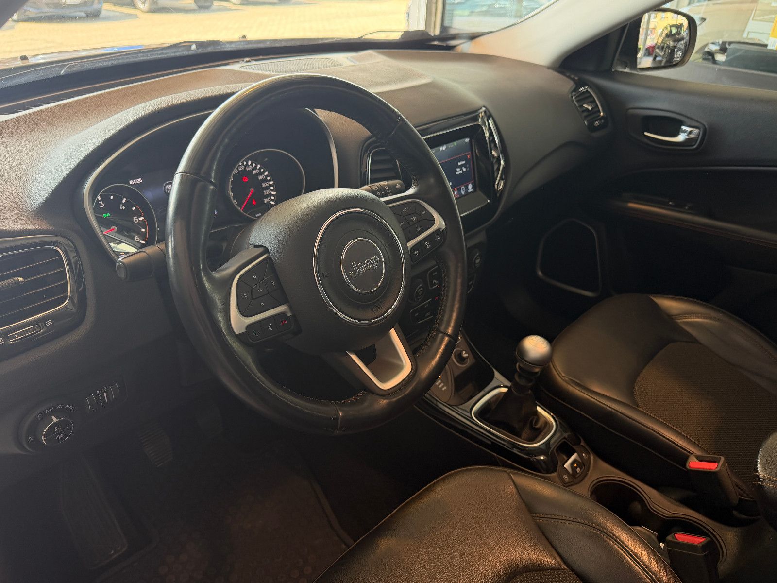 Fahrzeugabbildung Jeep Compass Limited 4WD /PANO/SHZ/L-HEIZ/PDC