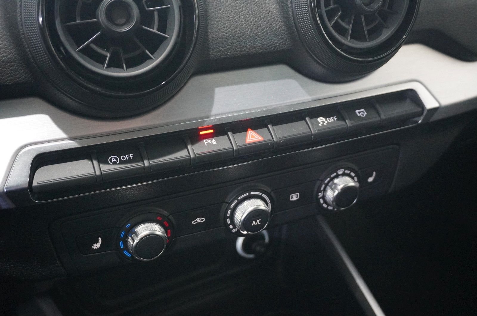 Fahrzeugabbildung Audi Q2 1.0 TFSI ULTRA S-TRONIC KLIMA/SHZ/PDC/19"