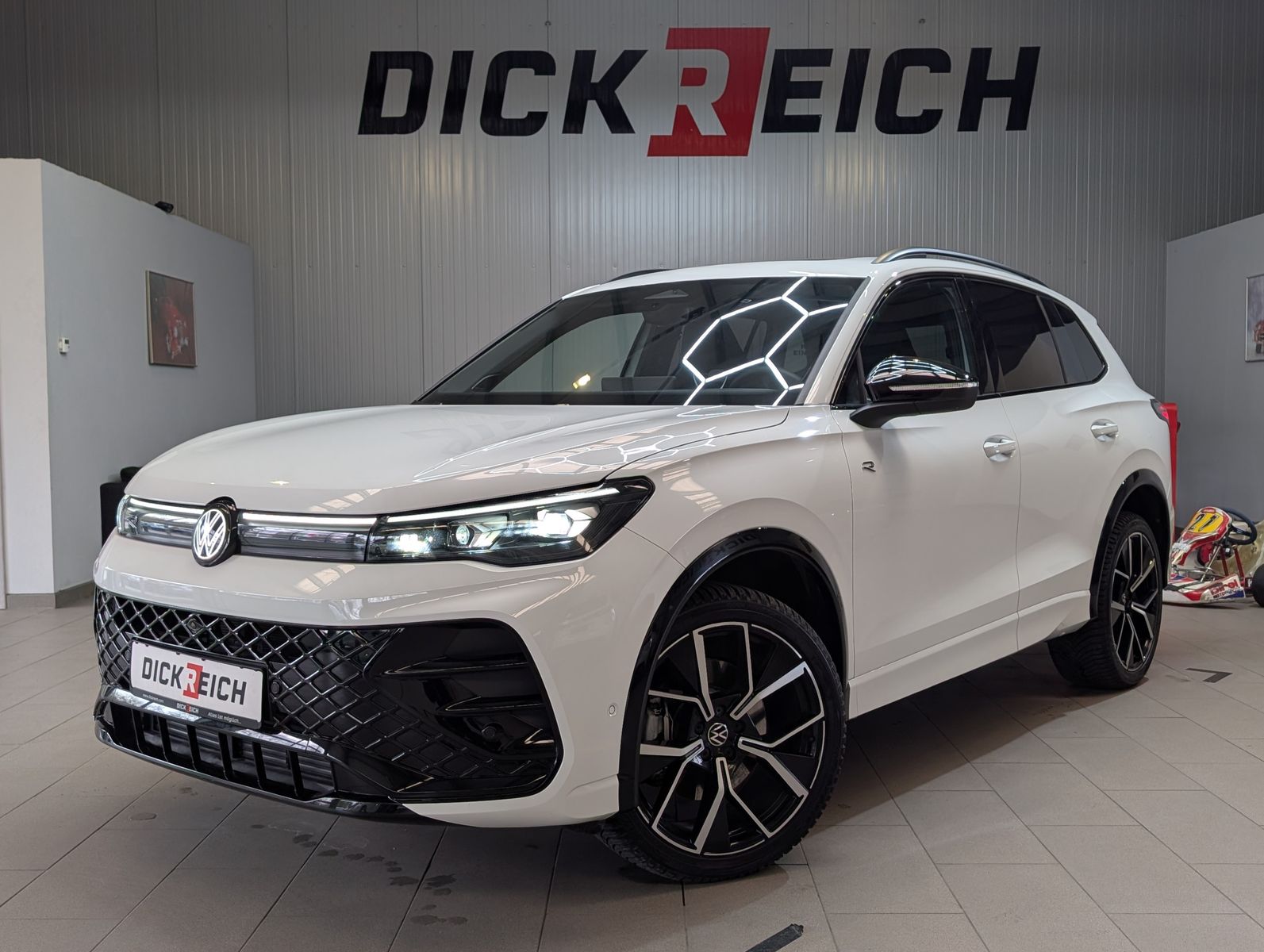 Imagen del vehículo Volkswagen Tiguan 2.0TDI R-Line 4M Pano Negro AHK Matrix 20