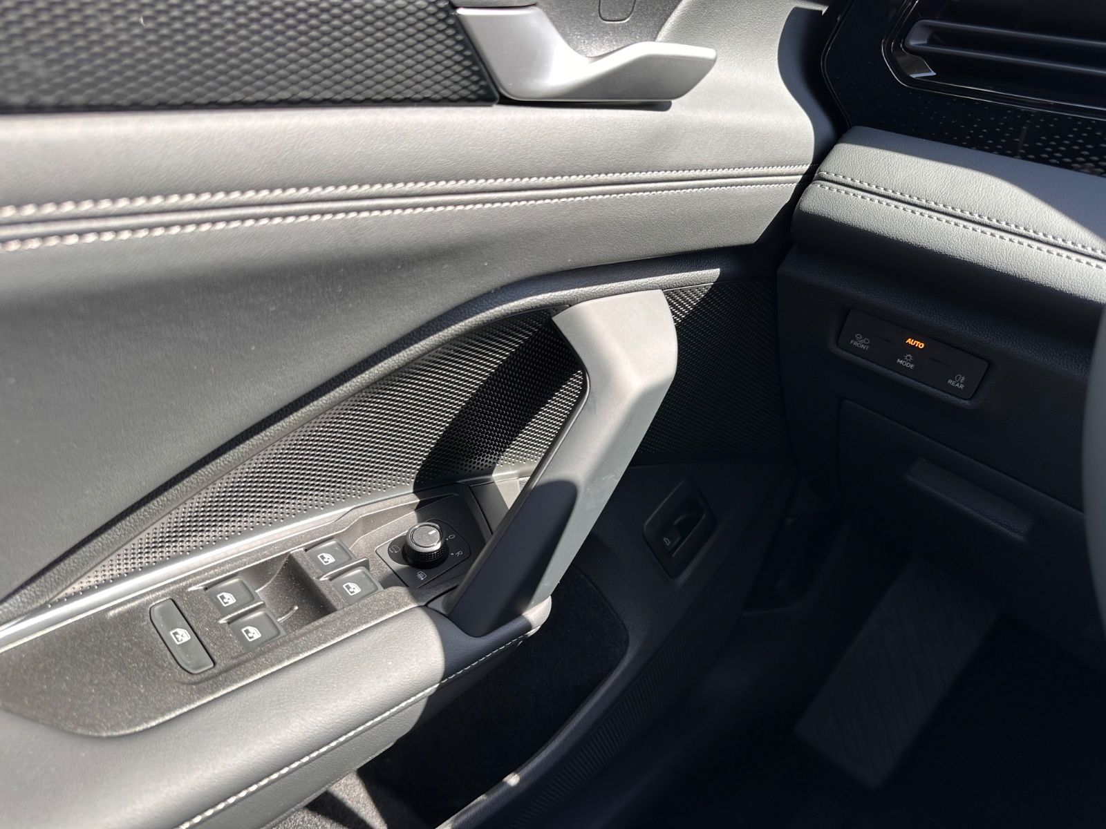 Fahrzeugabbildung Volkswagen Tiguan 1.5 eTSI Life DSG AHK/ACC/APP/LED+/360°