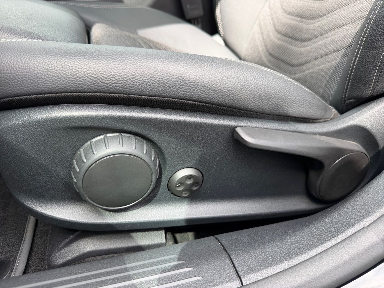 Fahrzeugabbildung Mercedes-Benz A 200 PANO+NIGHT+KEYLESS+LHZ+LED+CARPL+KAMERA+++
