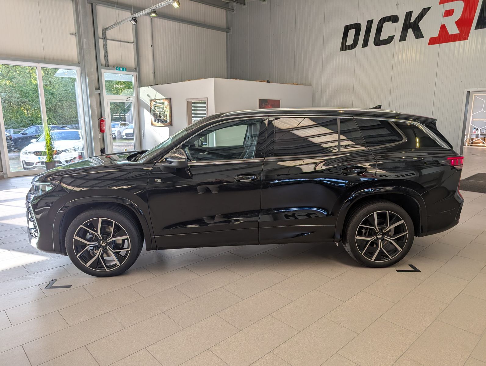 Fahrzeugabbildung Volkswagen Tayron 2.0 4M R-Line Launch Pano Matrix AHK 20"