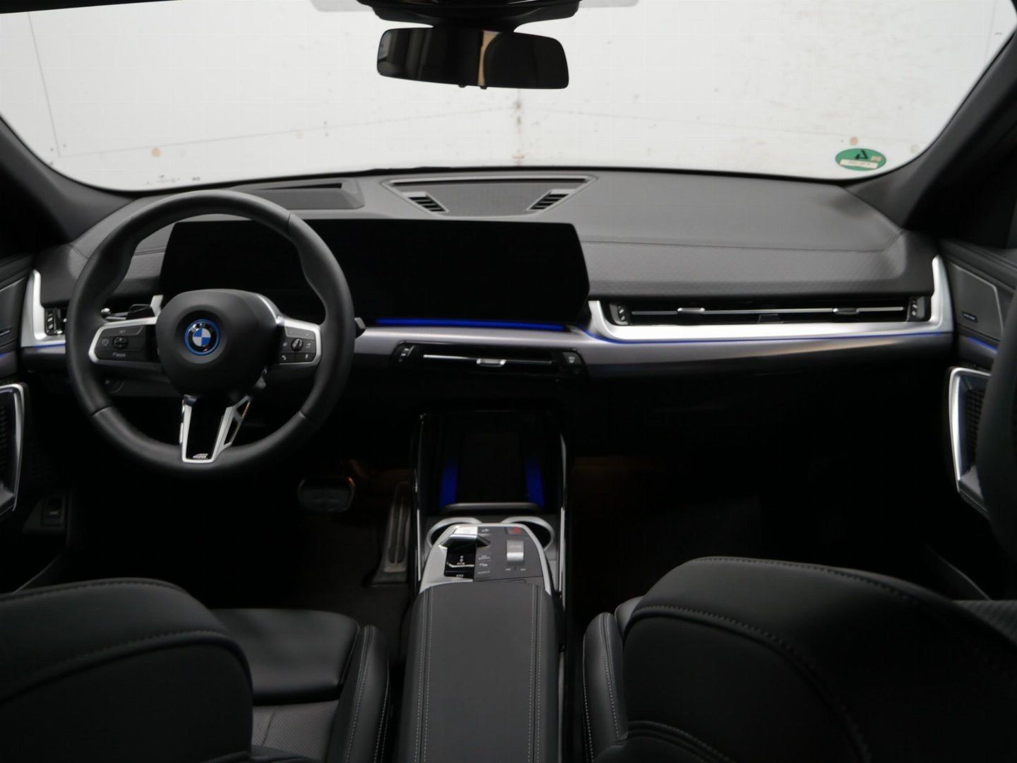BMW iX2 - Bild 13