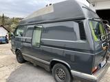 Volkswagen T3 mit GFK-Hochdach ausgebaut - graue Volkswagen T3