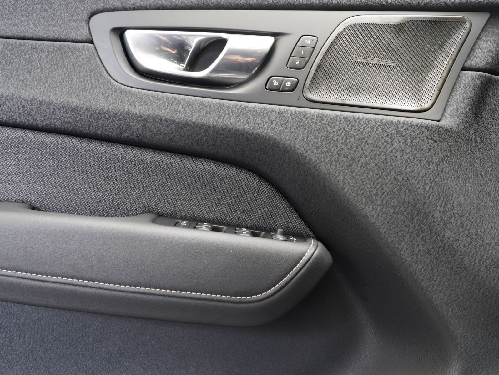 Fahrzeugabbildung Volvo XC60 B4 D AWD Plus Dark PANORAMA/LED/ACC/AHK