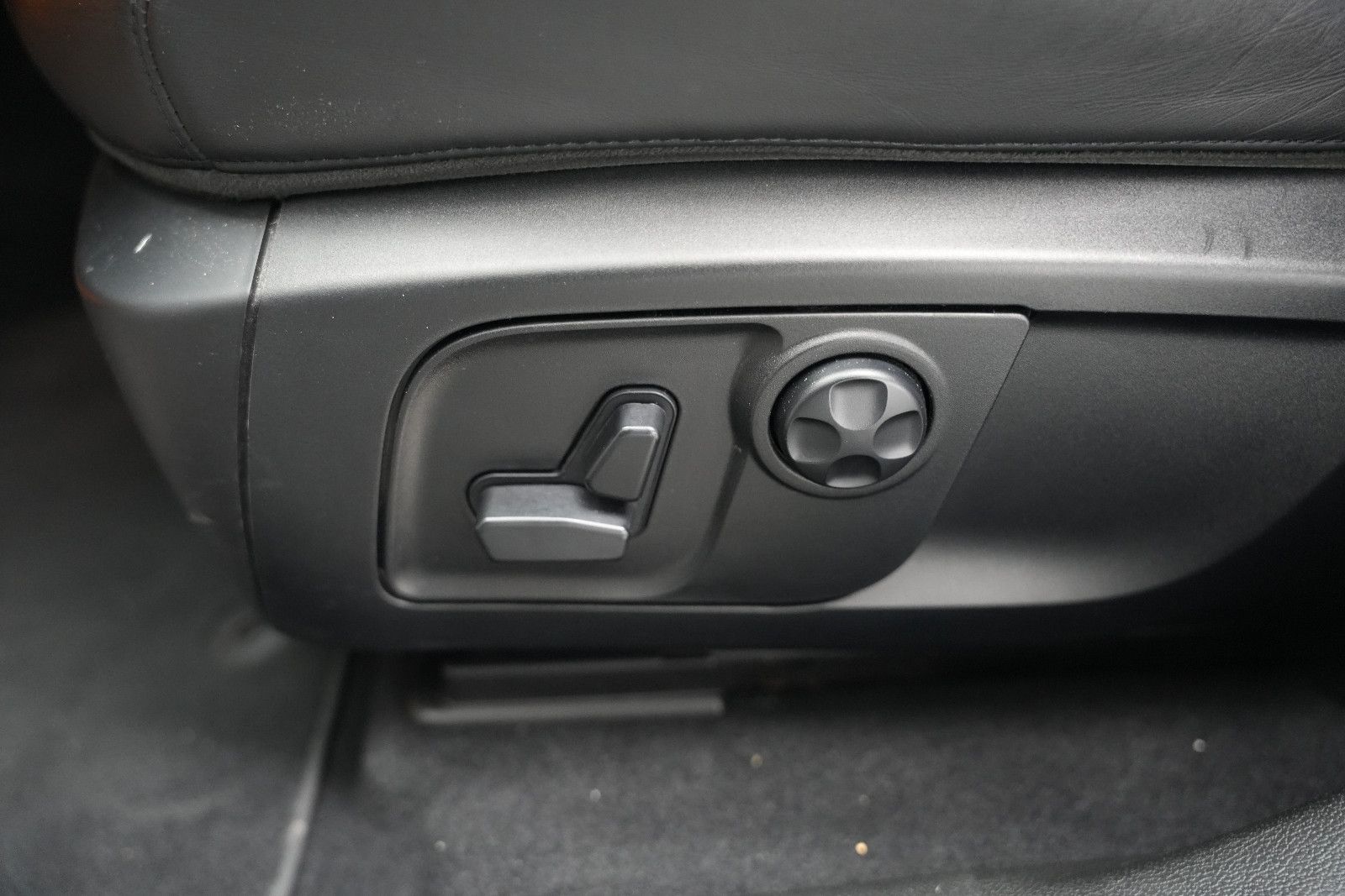 Fahrzeugabbildung Maserati Levante S/CARBON/HARMAN-KARDON/KAMERA/BRD