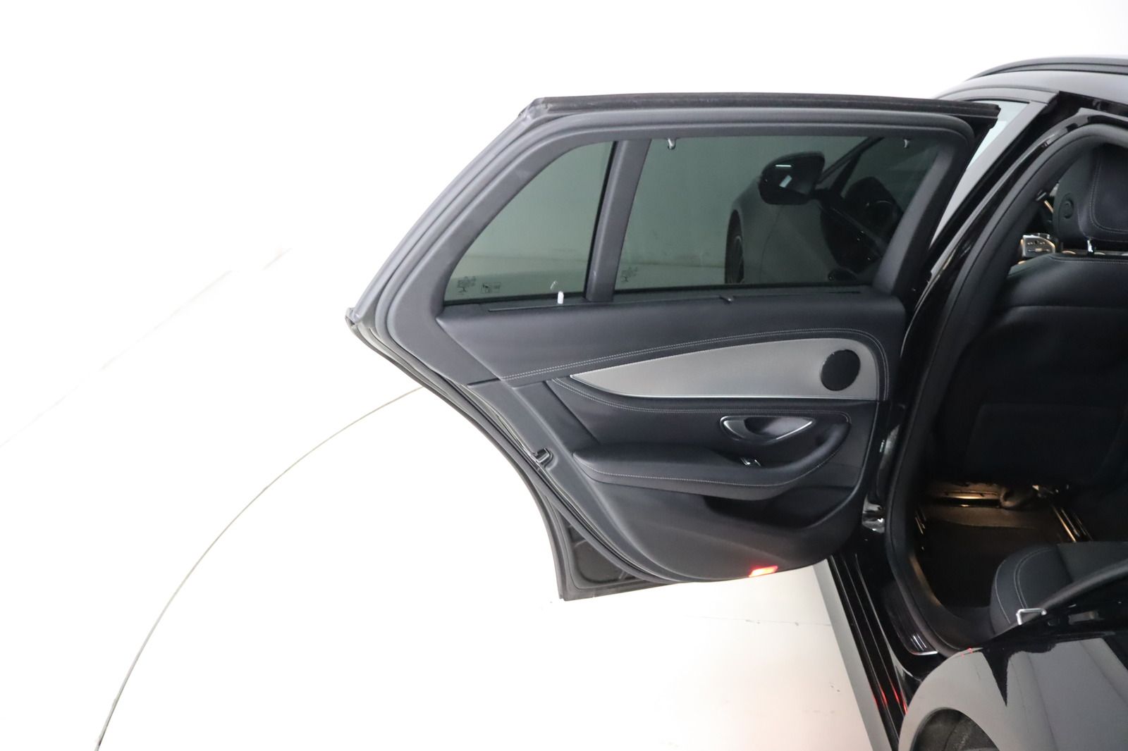 Fahrzeugabbildung Mercedes-Benz E 200 T 4Matic * Schiebedach * Navi * AMG line