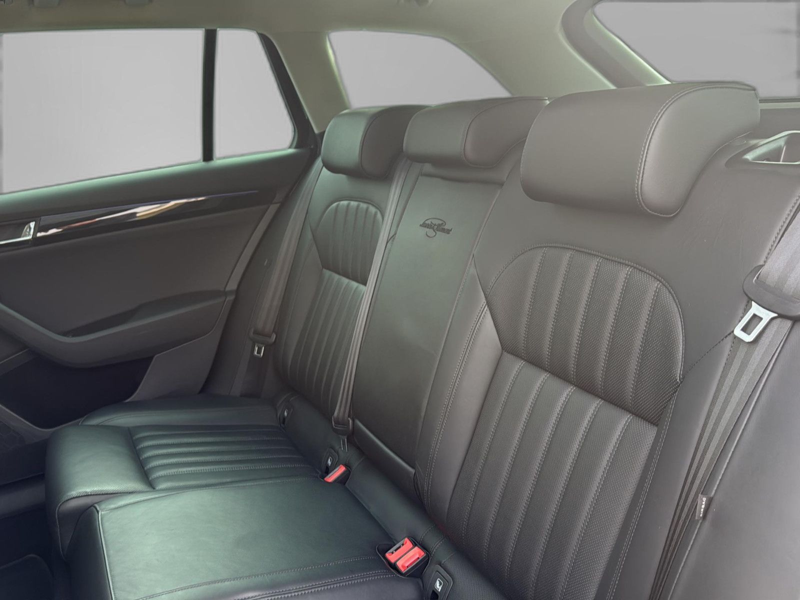 Fahrzeugabbildung SKODA Superb Combi L&K 4x4/ unfallfrei