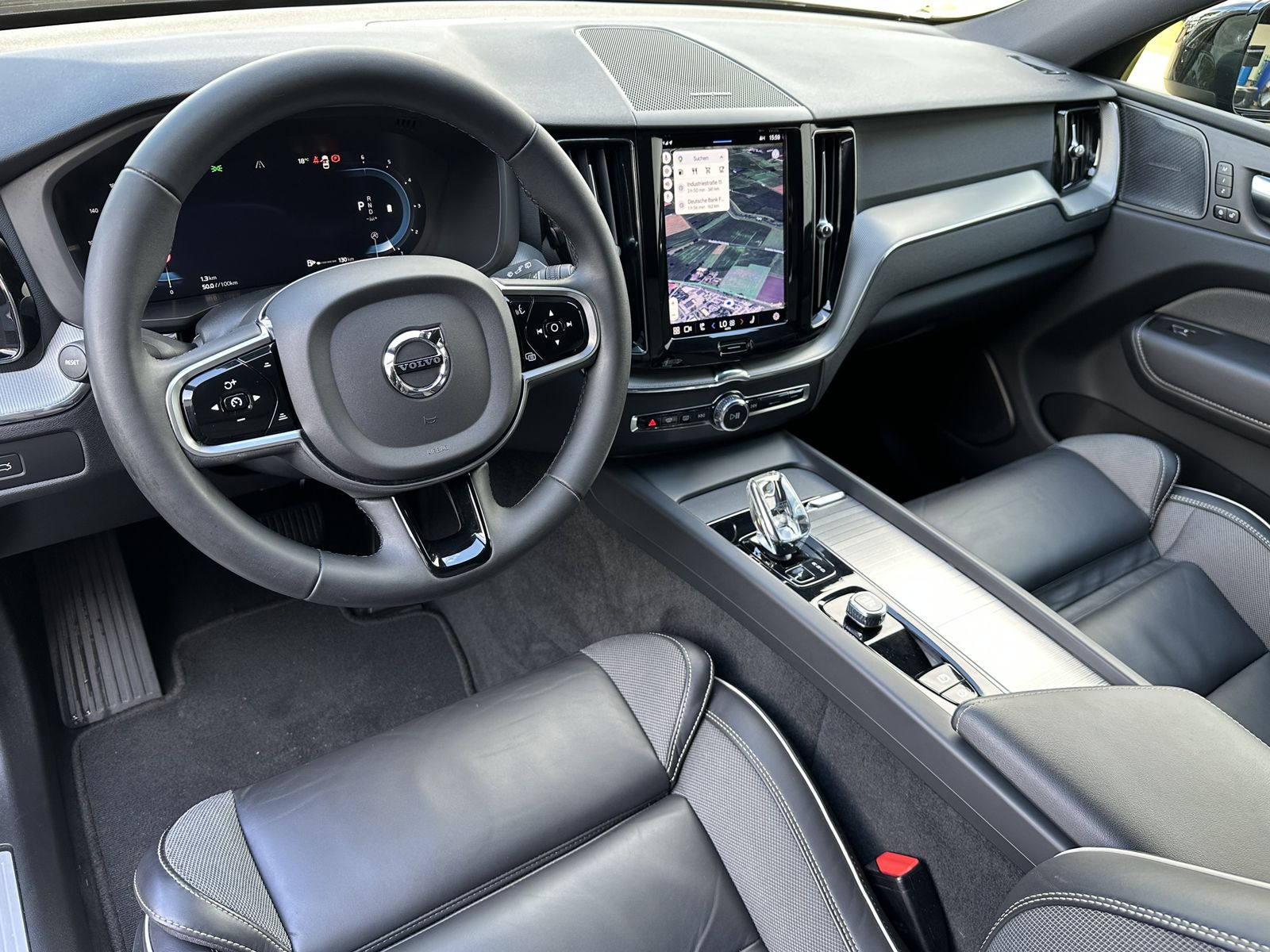 Fahrzeugabbildung Volvo XC60 B4 D Plus Dark NAV+LED+ACC+TOTW+AHK+H&K+1HD