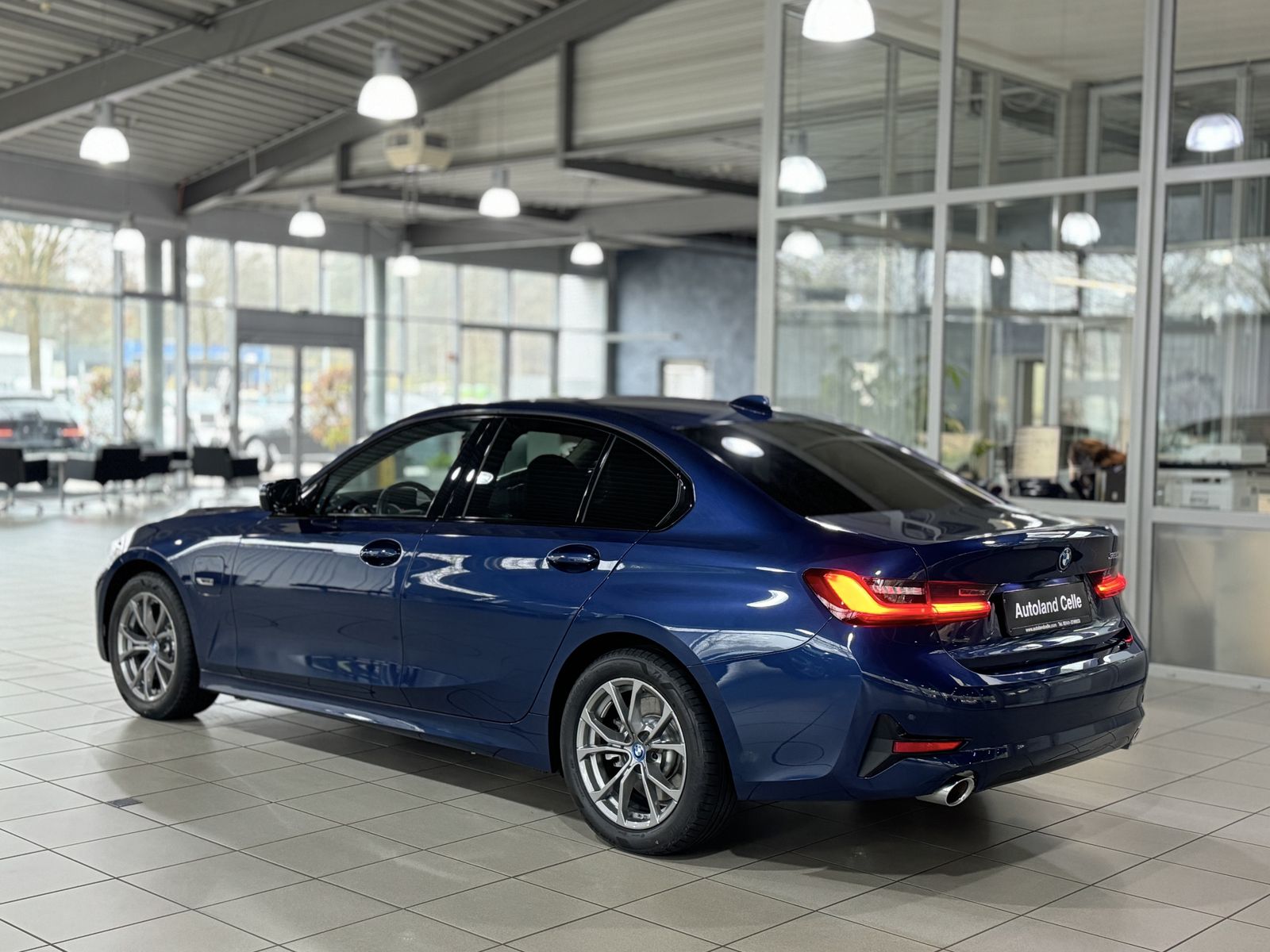 Fahrzeugabbildung BMW 320e Sport Line Laser HiFi DAB PDC Komfort Alarm