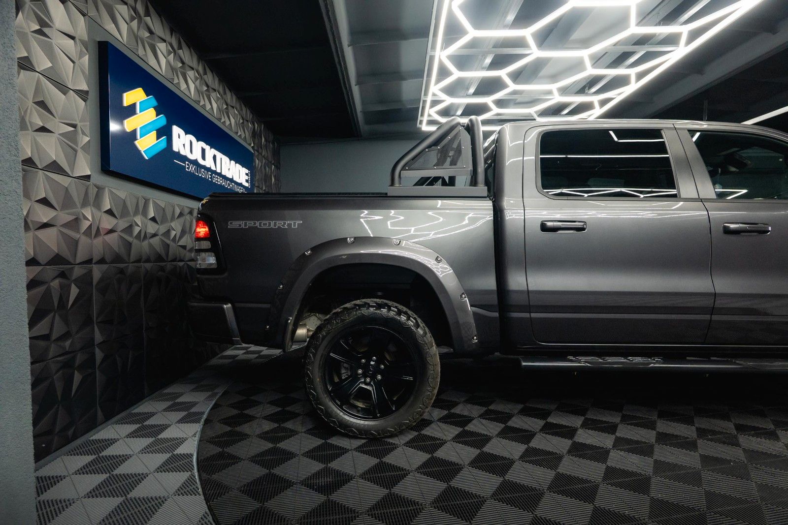 Fahrzeugabbildung Dodge RAM 5.7 V8 HEMI 4x4 OFFROAD Night-Paket *LED*19%