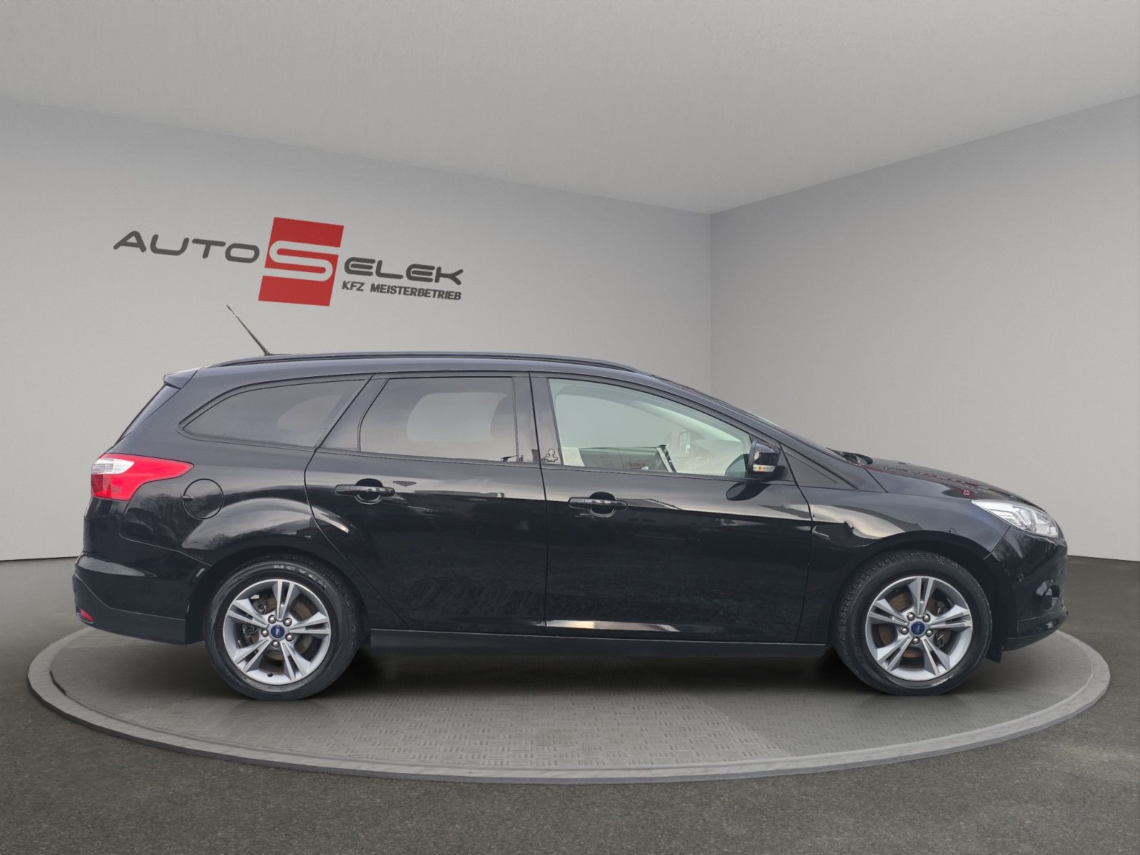 Fahrzeugabbildung Ford Focus Turnier Champions Edition