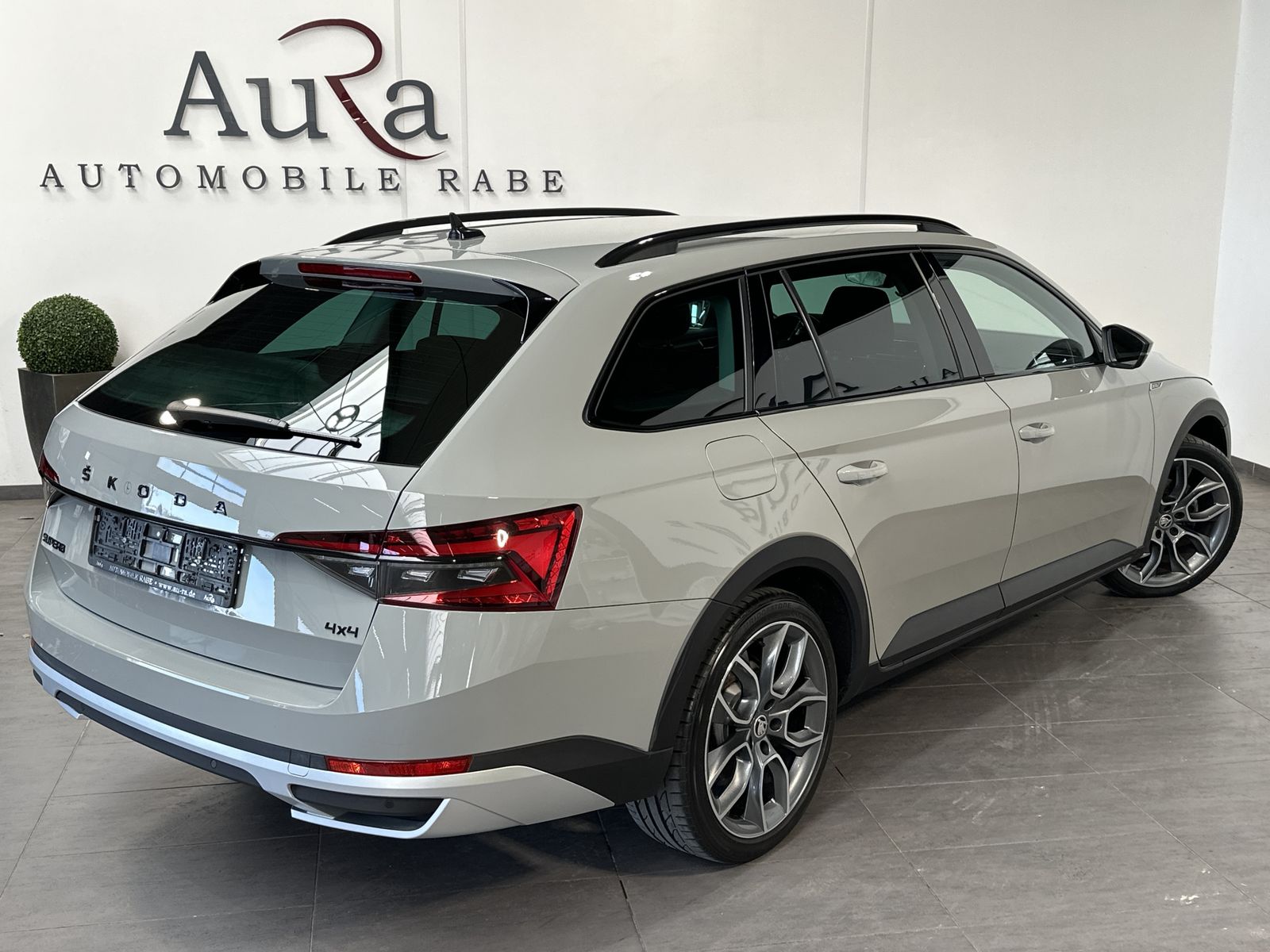 Fahrzeugabbildung SKODA Superb Combi 2.0 TDI 4x4 DSG Scout NAV+LED+AHK