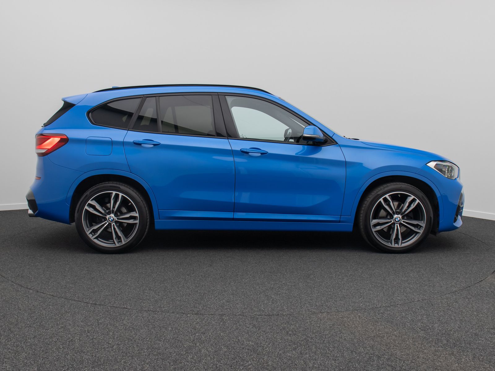 Fahrzeugabbildung BMW X1 sD18d M Sport HUD Memory LED ParkAss Komfort