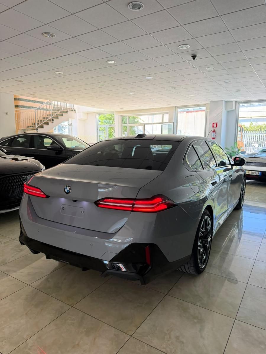 BMW - Serie 5 - 520d xDrive Msport imagem 3