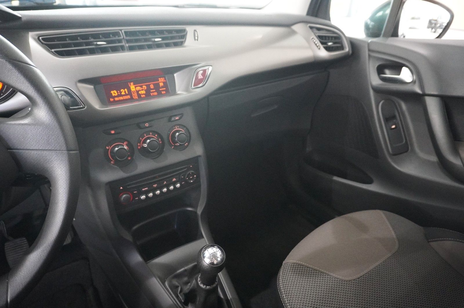 Fahrzeugabbildung Citroën C3 PureTech 1.2 SELECTION KLIMA/PDC/TEMP./USB