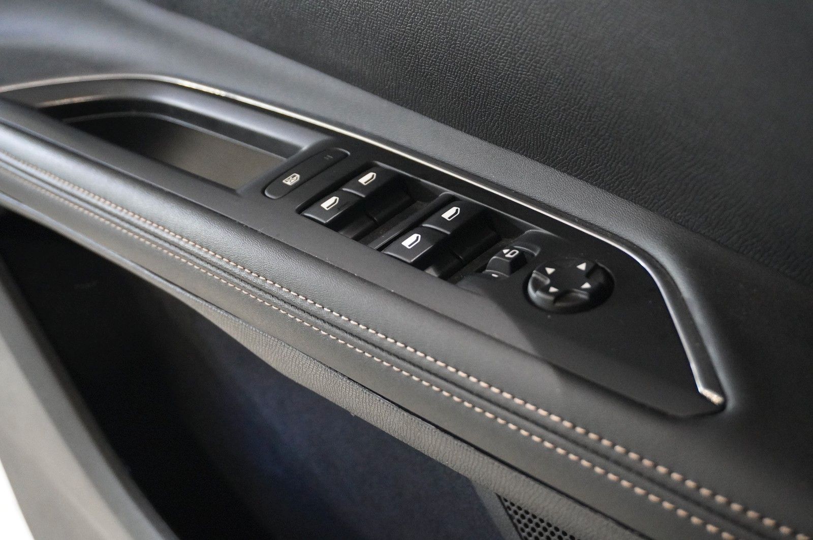 Fahrzeugabbildung Peugeot 5008 1.2T ALLURE GT-LINE 7-SITZ NAVI/LED/KAMERA