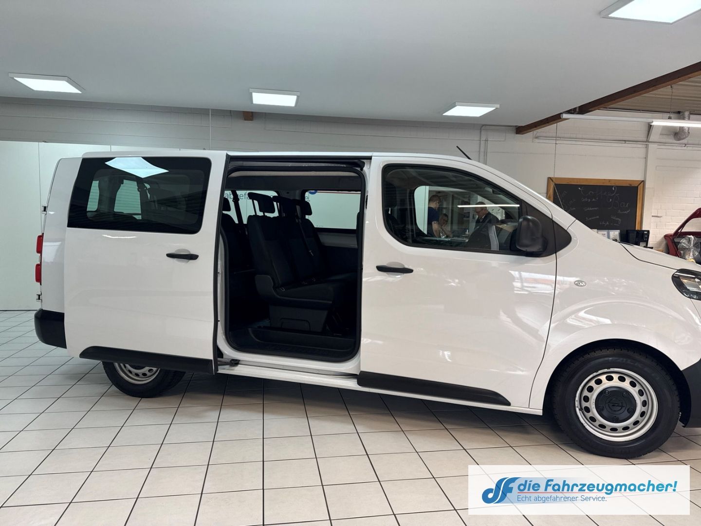 Fahrzeugabbildung Opel Vivaro Kombi L 1.5 D EU6d Apple CarPlay Android