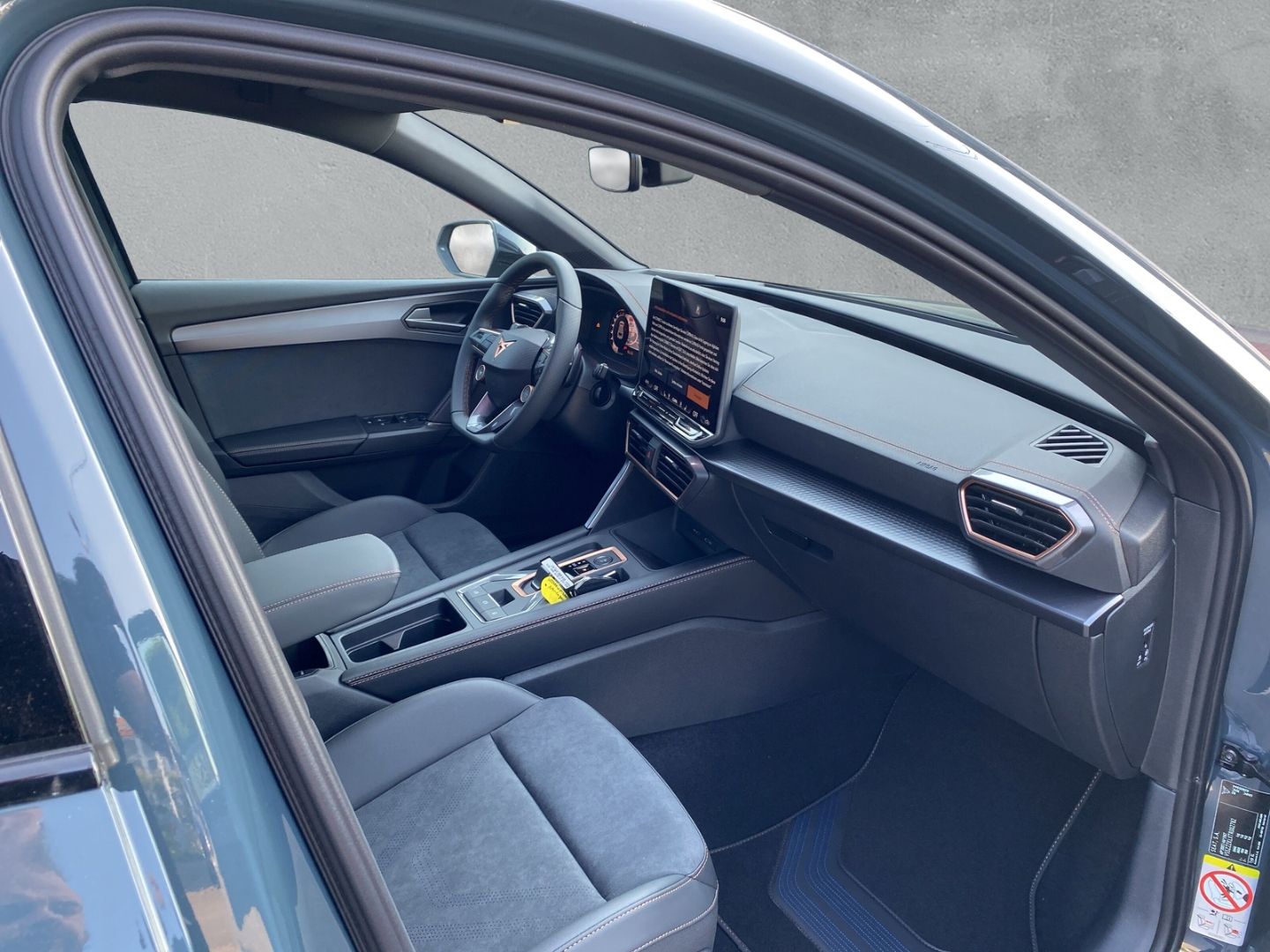 Fahrzeugabbildung CUPRA Leon 2.0 TSI 221 kW VZ*Matrix*NAVI*SHZ*ACC*Full-