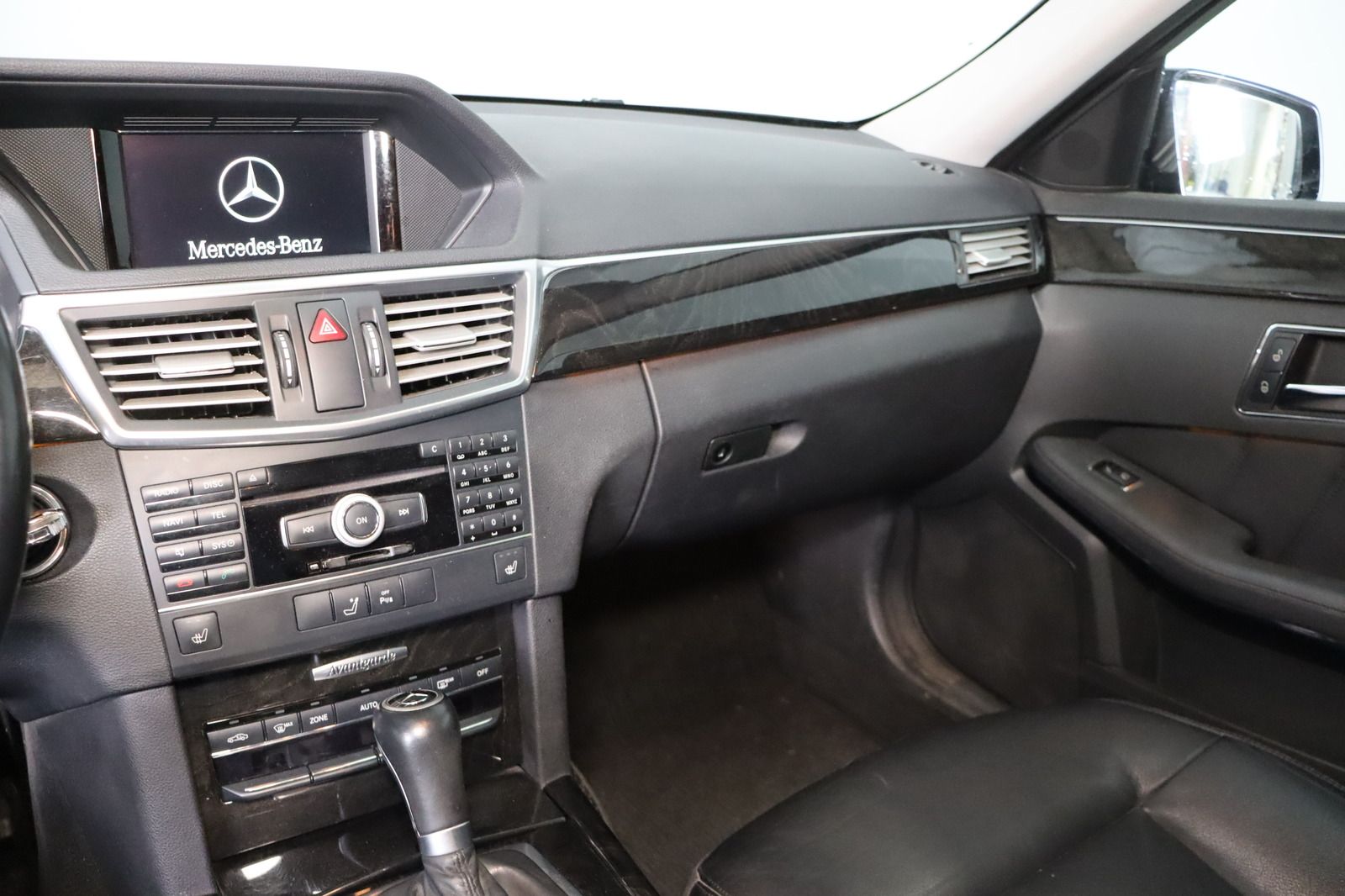 Fahrzeugabbildung Mercedes-Benz E 220 CDI T BlueEFFICIENCY Avantgarde