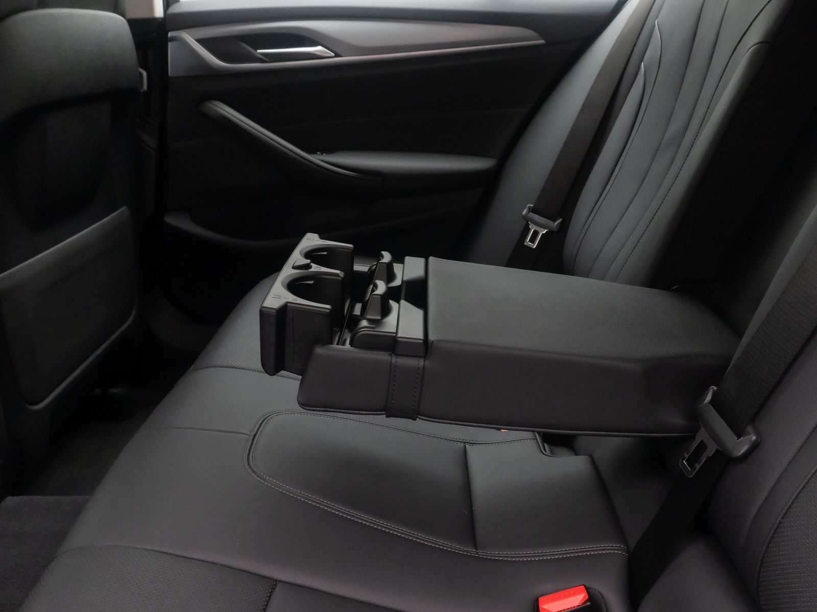 Fahrzeugabbildung BMW 530d Alarm FernlichtAss DAB Kamera 4xKlima WLAN