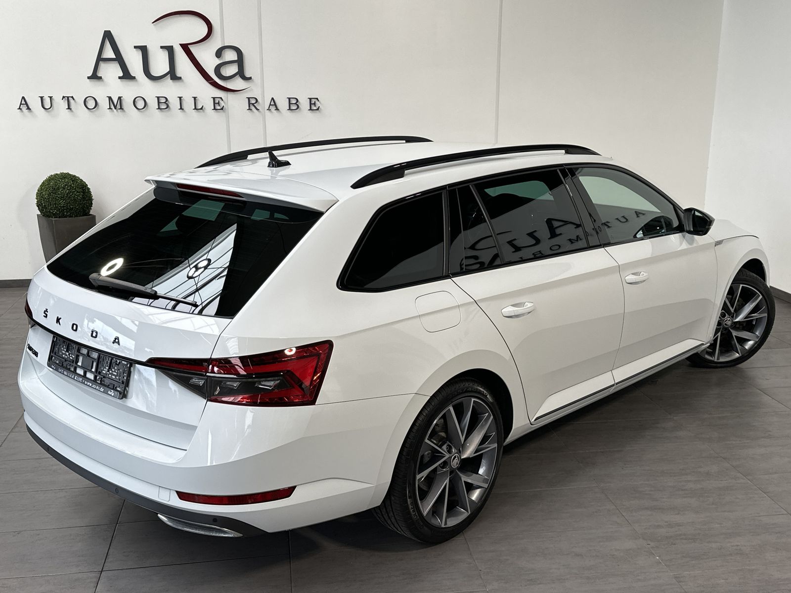 Fahrzeugabbildung SKODA Superb Combi 2.0 TDI DSG Sportline NAV+LED+ACC