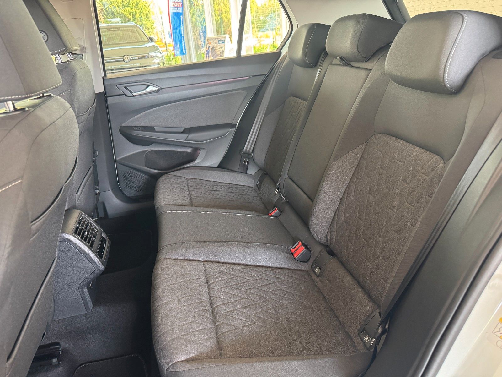 Volkswagen Golf VIII 1.5 eTSI DSG Life | KAM | APP | ACC | foto 6