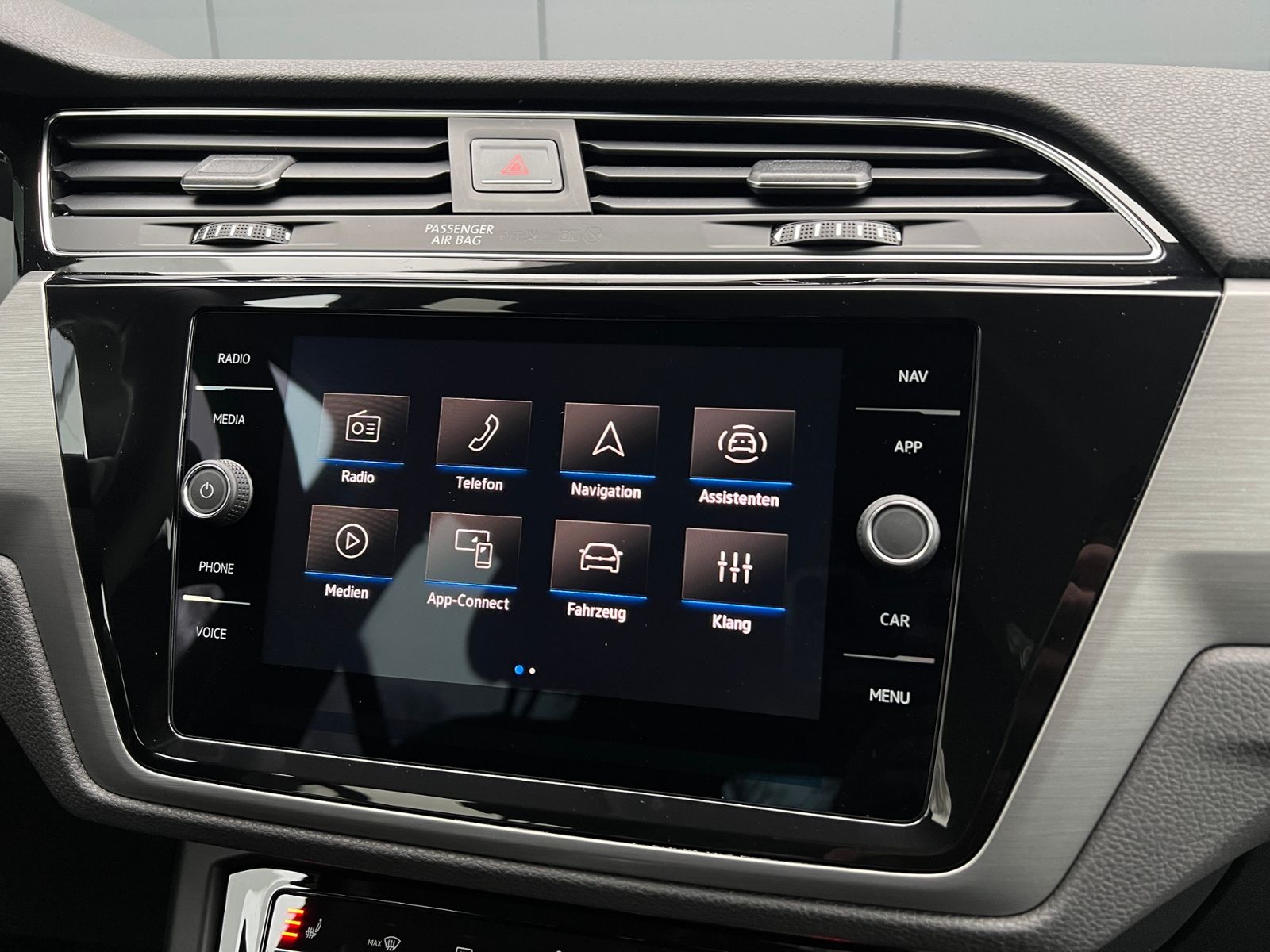 Fahrzeugabbildung Volkswagen Touran Comfortline 1.5 TSI DSG *LED, AHK, 7 Sitz