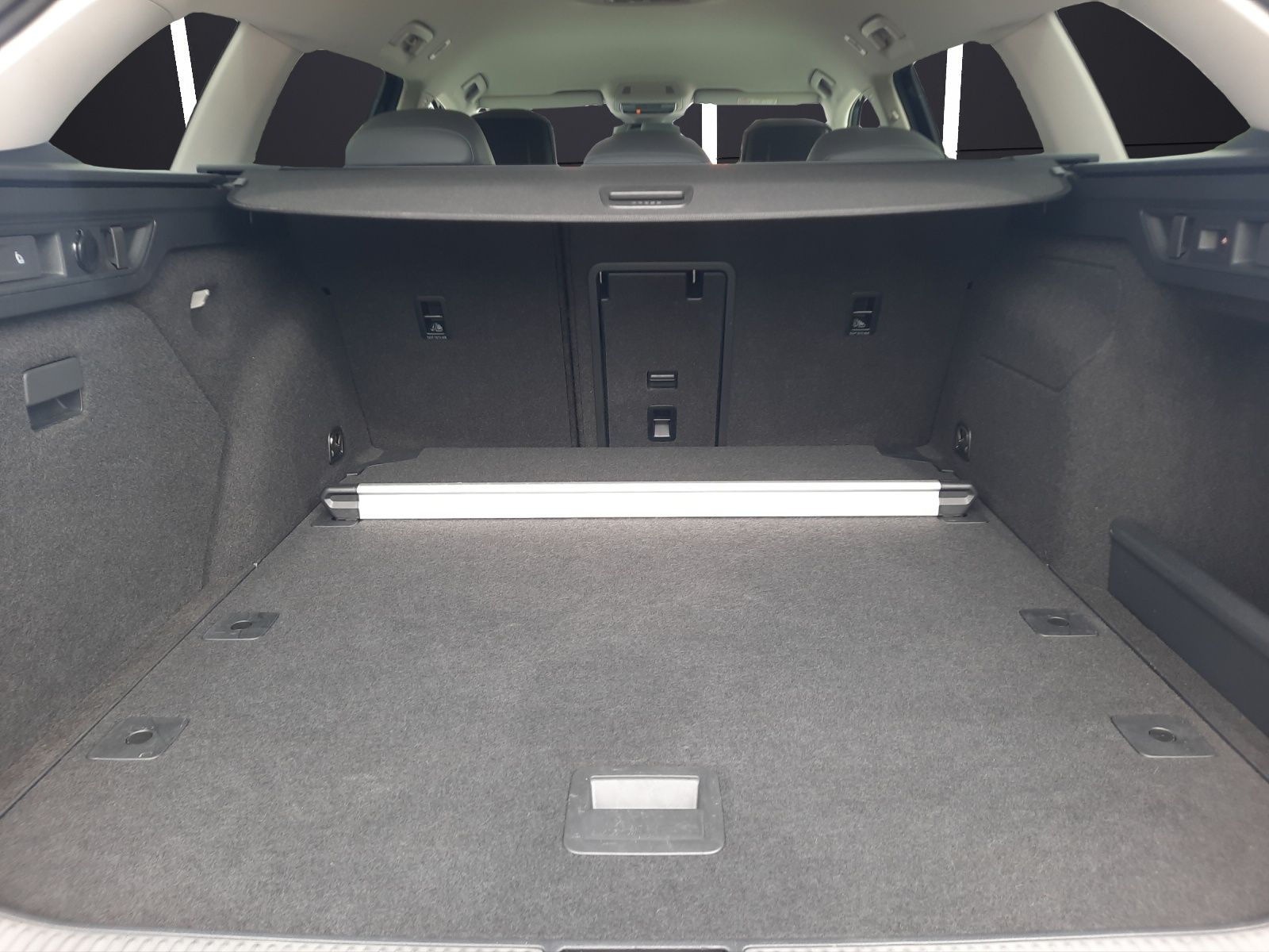 Fahrzeugabbildung Volkswagen Passat Variant eTSI Business DSG LED AHK Navi AI