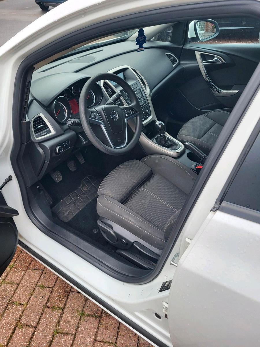 Opel Astra 2012 — engine