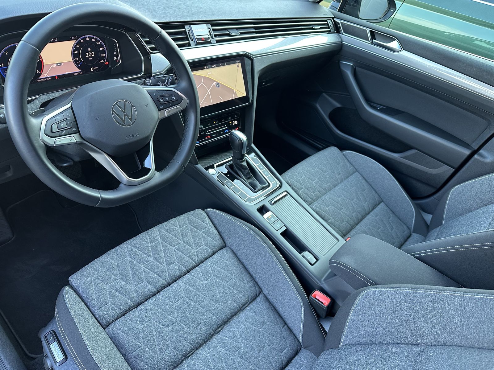 Fahrzeugabbildung Volkswagen Passat Variant Business NAV+IQ-LIGHT+DIGDISPLAY