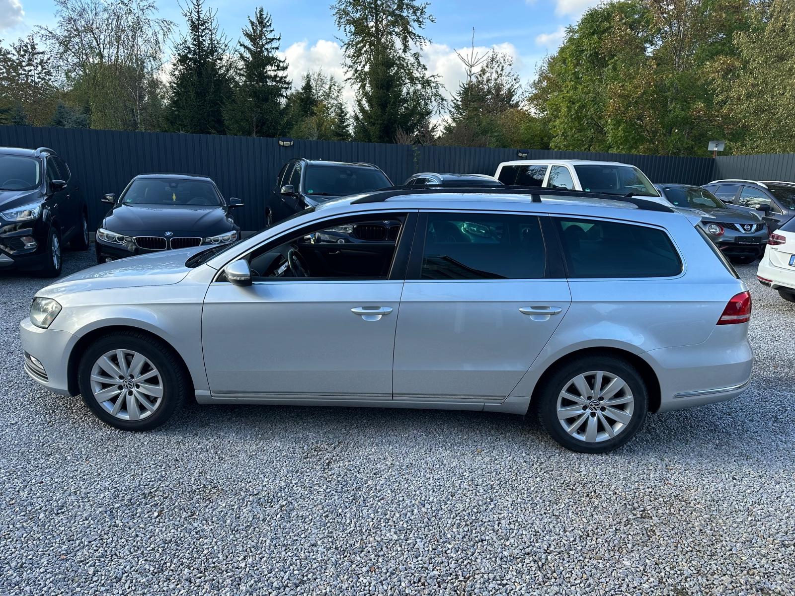 Volkswagen Passat 2011 — rear view