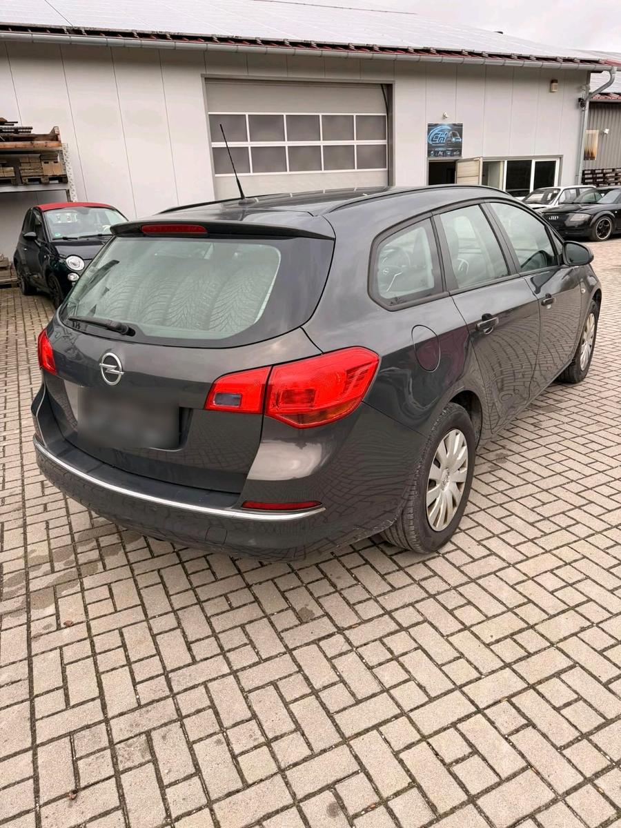 Opel Astra 2015 — interior