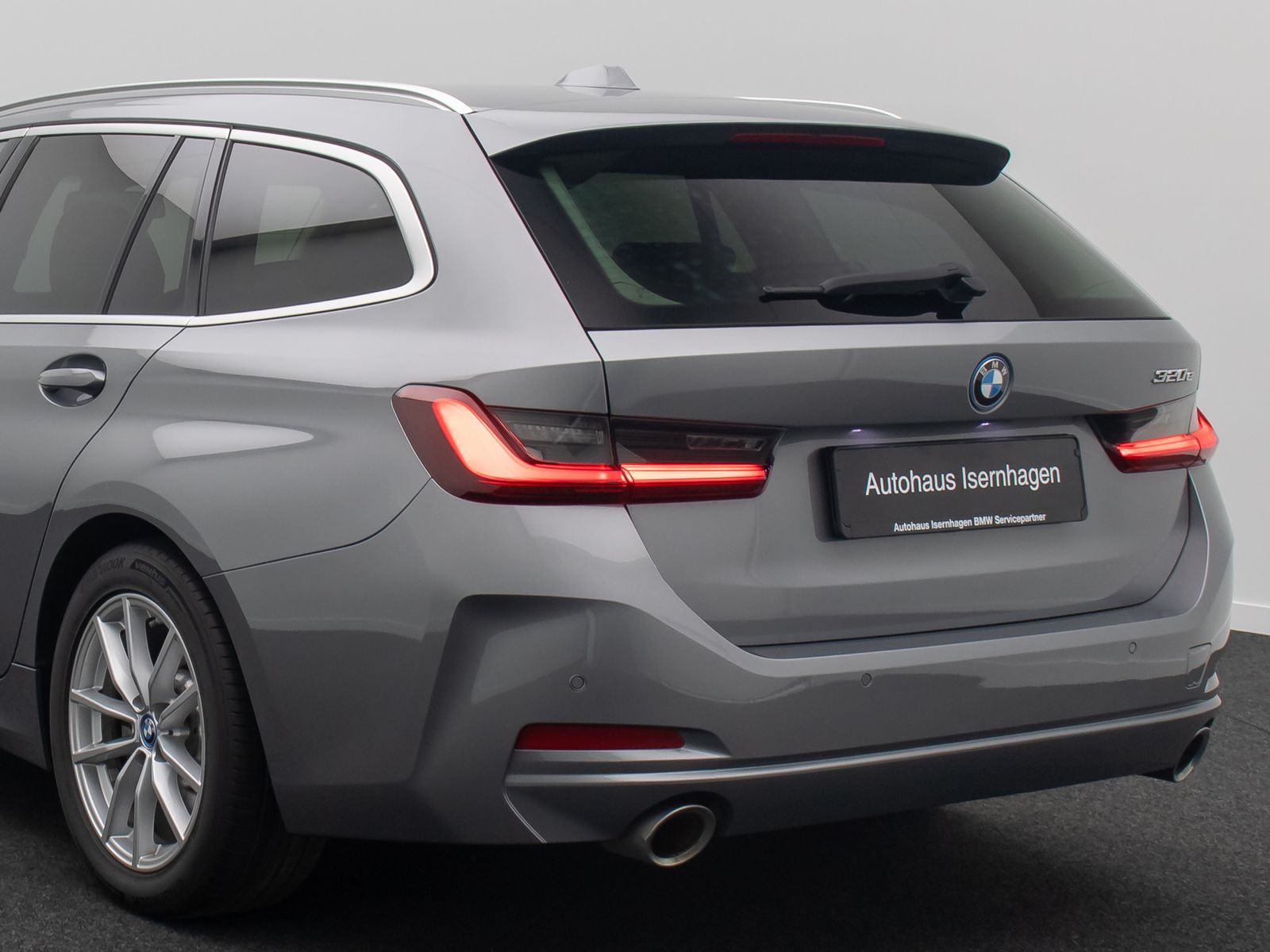 Fahrzeugabbildung BMW 320e Individual DAB HiFi Panorama Sport Leder