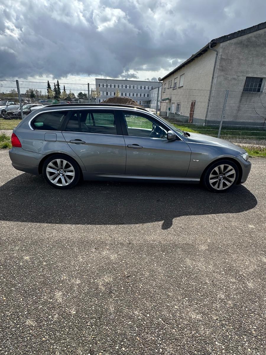 BMW 318 2011 — вигляд ззаду