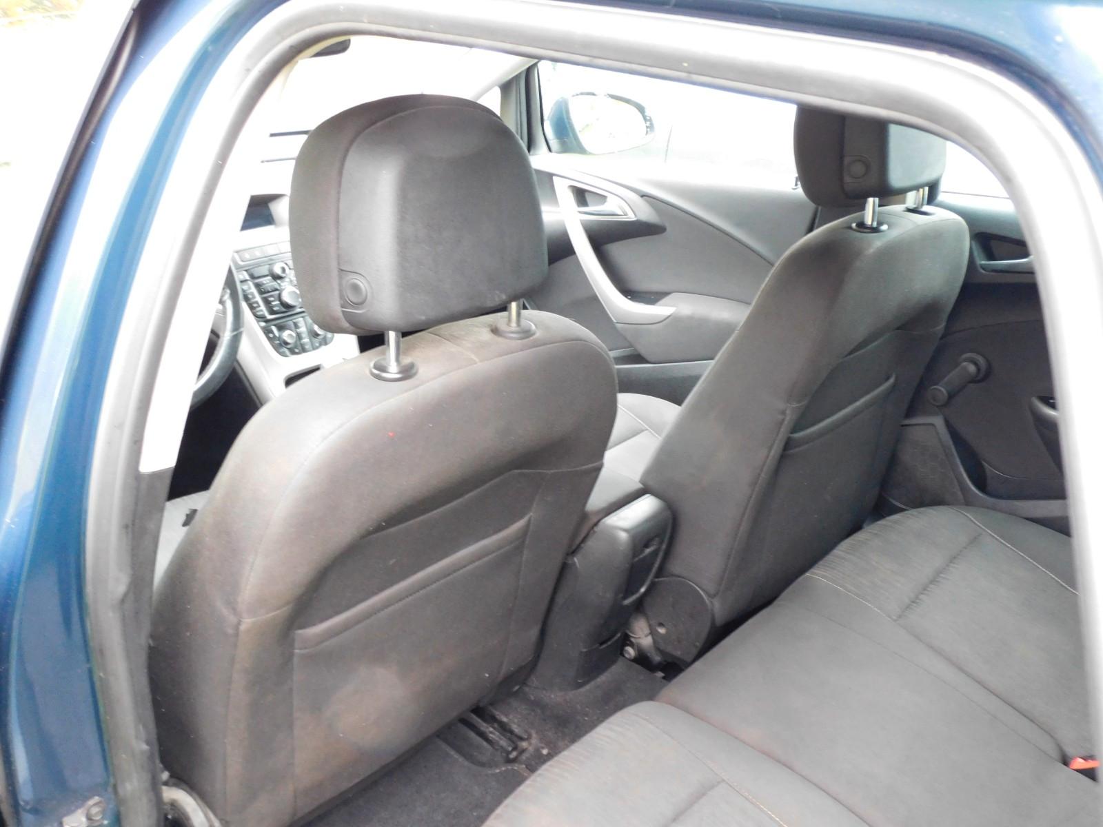 Opel Astra 2011 — photo 14