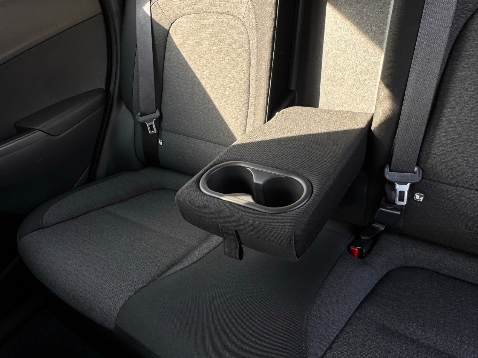 Fahrzeugabbildung Hyundai KONA E Select SHZ LHZ LKA ACC Navi CarPlay Wifi