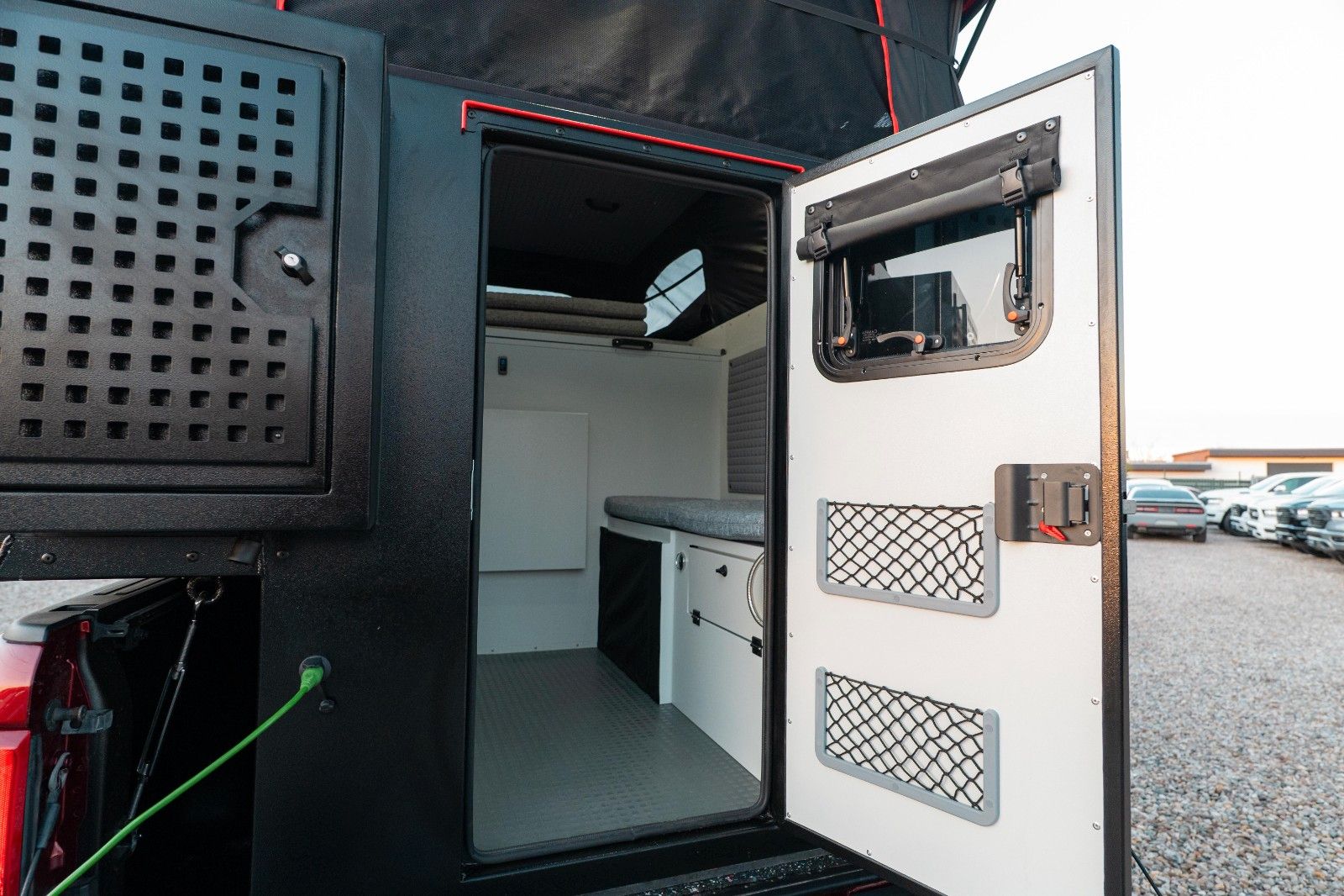 Fahrzeugabbildung Decamp Dodge RAM 5.7 V8 4x4 + DECAMP BACKPACK Camper