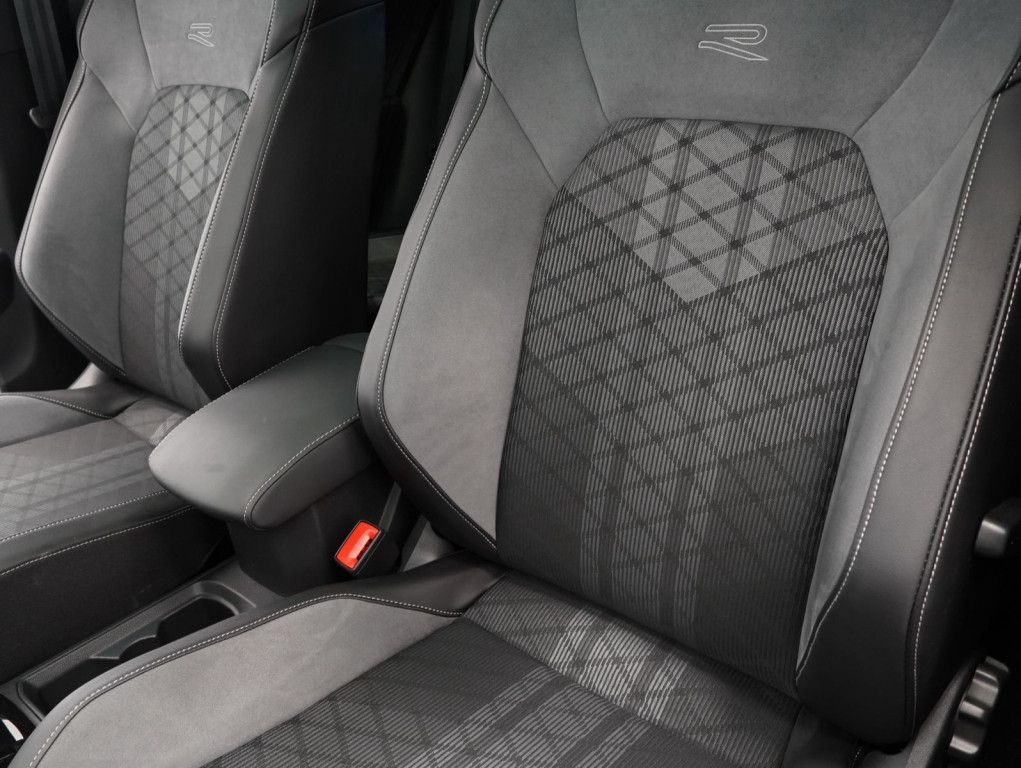 Fahrzeugabbildung Volkswagen T-Roc 1.5 TSI DSG R-Line BLACKSTYLE PANO
