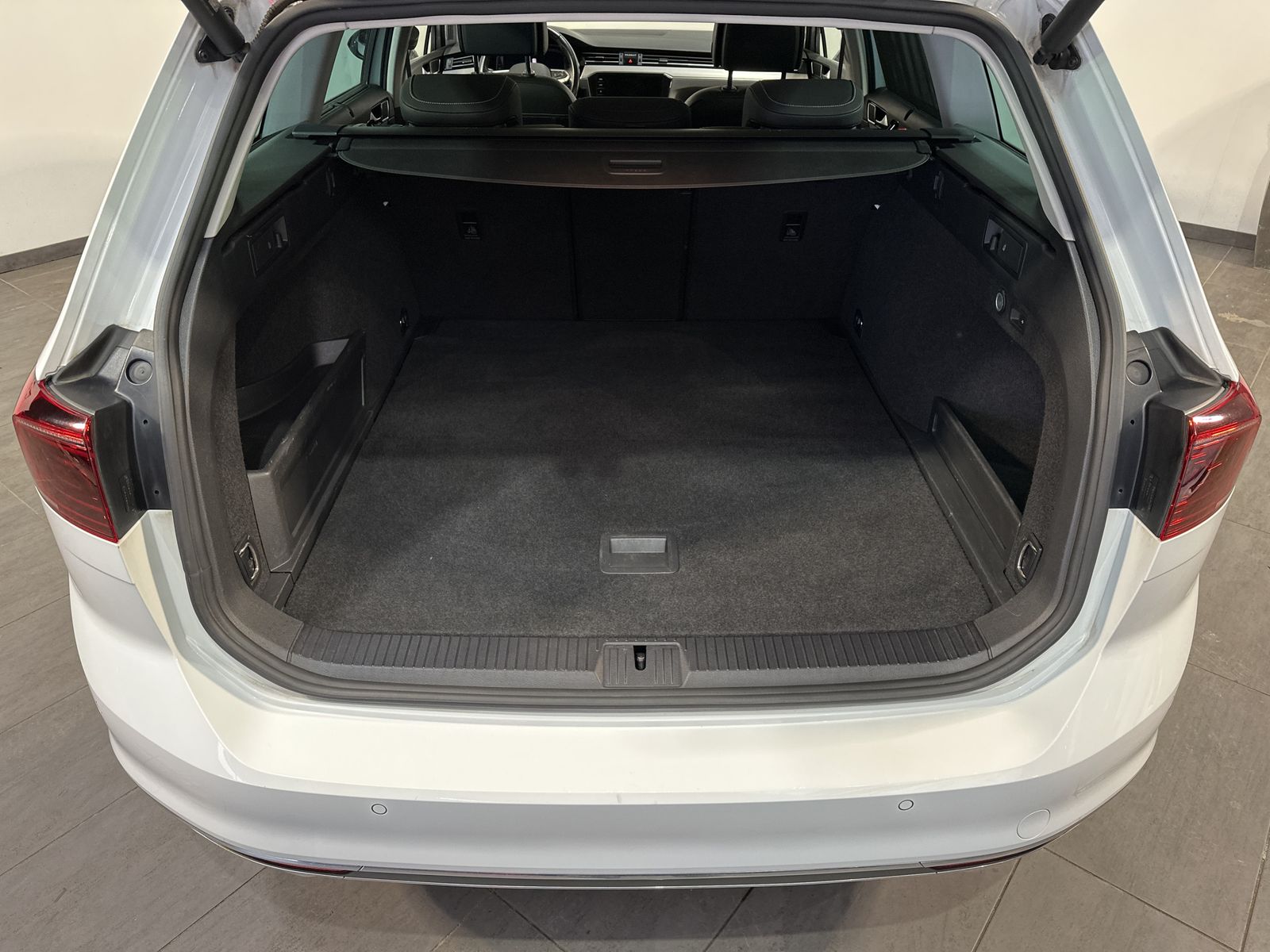 Fahrzeugabbildung Volkswagen Passat GTE R-Line NAV+IQ-LIGHT+PANO+AHK+DCC+18ZO