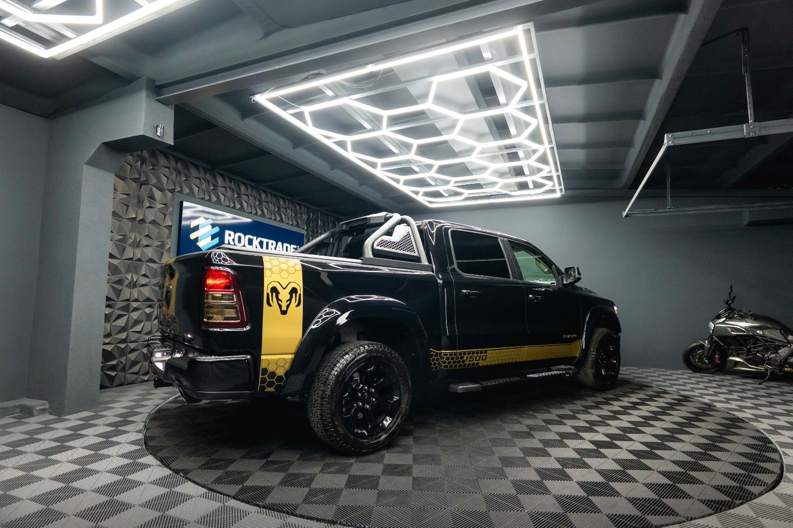 Fahrzeugabbildung Dodge RAM 5.7 V8 HEMI 4x4 OFFROAD Night GOLD EDITION